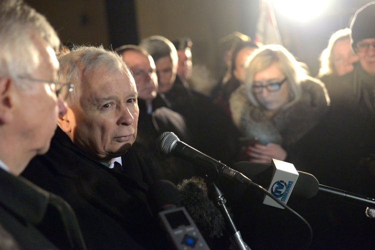 Po Mszy św. Jarosław Kaczyński złożył kwiaty przed tablicą upamiętniającą jego matkę i wygłosił krótkie przemówienie