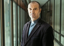 Ks. Przemysław Drąg jest doktorem prawa kanonicznego. Studiował też w Papieskim Instytucie Studiów nad Rodziną i Małżeństwem w Rzymie. Pochodzi z diecezji rzeszowskiej.