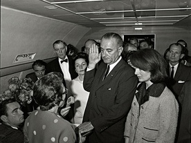 Wiceprezydent Llyndon B. Johnson składa przysięgę na pokładzie samolotu po zamachu na Johna F. Kennedy’ego. Obok żona zabitego prezydenta.