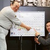 Zespół japońskich naukowców pod kierunkiem prof. Kosuke Mority (z lewej) uzyskał pierwiastek o nazwie nihonium (Nh).