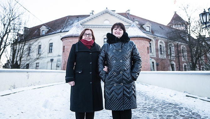 Aleksandra Ślusarek (z lewej) i Antonina Grabowska przed zamkiem, czyli Domem Polonii w Pułtusku,  Tu repatrianci rozpoczynają nowe życie.