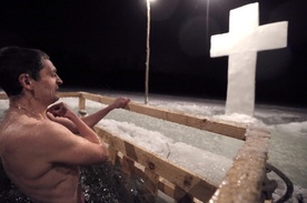 Rosja: 1,8 mln osób zanurzyło się w lodowatej wodzie