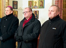 Ks. Jarosław Lipniak (po prawej) wraz z bp. Adamem Bałabuchem i bp. Waldemarem Pytlem w czasie nabożeństwa ekumenicznego w świdnickiej cerkwi.