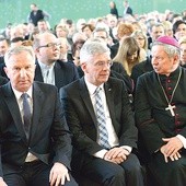 ▲	Od lewej: Marian Niemirski, starosta przysuski, Stanisław Karczewski, marszałek Senatu RP, i bp Henryk Tomasik.