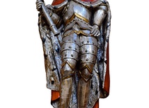 Rzeźba księcia Jaksy Gryfity z kościoła sióstr norbertanek z Krakowa, a w tle makieta współczesnego wyglądu bazyliki w Miechowie ufundowanej przez księcia 