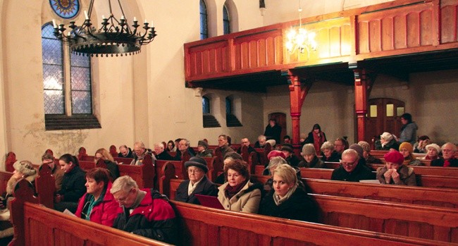 Uczestnicy nabożeństwa w kościele ewangelickim w Kędzierzynie-Koźlu.