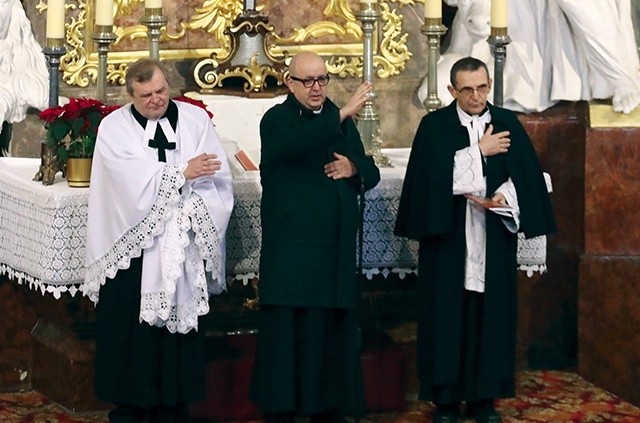 Błogosławieństwa udzielili (od lewej): ks. Janusz Sikora,  ks. Jacek Gracz i ks. Stefan Sputek.