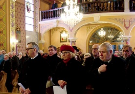 Członkowie AK na Mszy Świętej w czanieckim kościele.