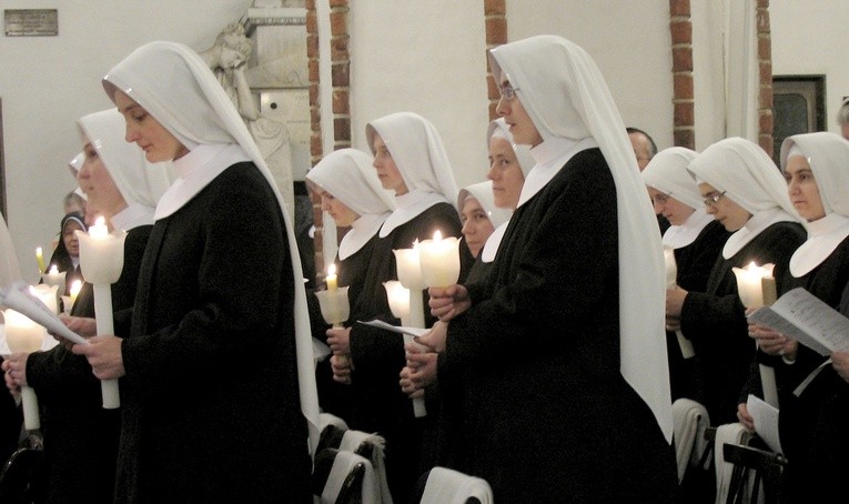 Co roku osoby konsekrowane spotykają się 2 lutego na Mszach św. w obu warszawskich katedrach