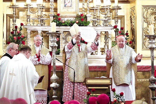 Publiczne ukazanie bulli papieskiej przez nuncjusza apostolskiego abp. Salvatore Pennacchia, mianującej abp. Marka Jędraszewskiego metropolitą krakowskim.