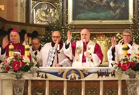 ▲	Modlitwę w katedrze zakończyło wspólne błogosławieństwo biskupów obu wyznań