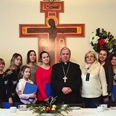 Bp Jan Kopiec spotkał się z młodzieżą i nauczycielami szkoły. Razem z senatorem Krystianem Probierzem objął patronat nad ich występami w Gliwicach.