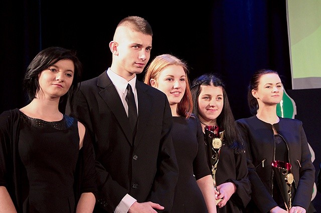 Wśród zespołów najlepsza była śpiewająca grupa z Goździkowa. Pierwszą nagrodę wyśpiewała Emilia Kremza (z prawej) z ośrodka w Kolonii Ossa.