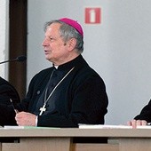 ▲	Od lewej: Bożena Rus, ks. Sławomir Adamczyk, bp Henryk Tomasik, bp Piotr Turzyński i ks. Marek Adamczyk. 