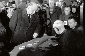 Stanisław Mikołajczyk w lokalu Komisji Wyborczej nr 21 przy ul. Mokotowskiej 12, podczas wyborów do Sejmu 19 stycznia 1947 roku.