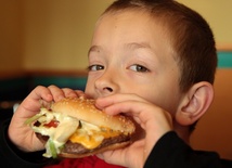 Organizacje konsumenckie: mniej reklamy niezdrowej żywności dla dzieci