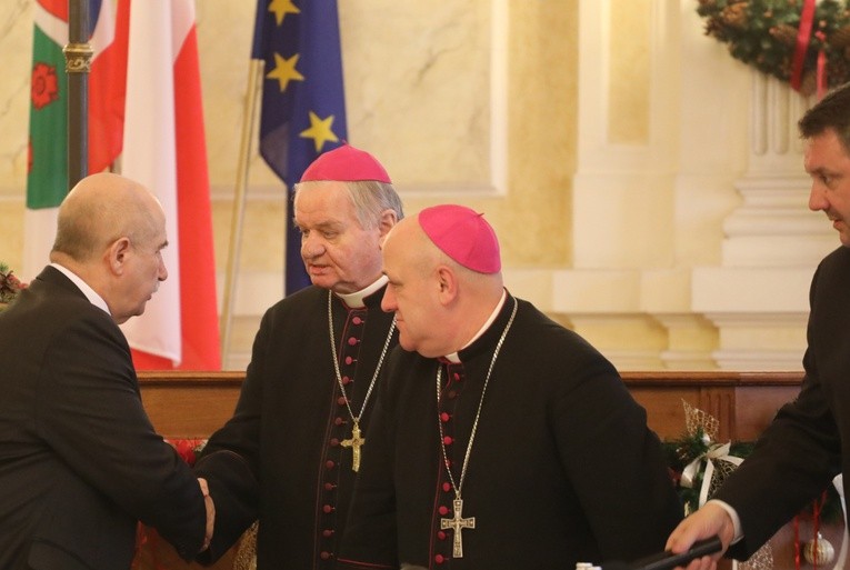 Bp Tadeusz Rakoczy i bp Piotr Greger z prezydentem Jackiem Krywultem i przewodniczącym Jarosławem Klimaszewskim