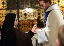 Jedna z sióstr dotykająca relikwii błogosławionych franciszkanów.