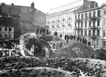 Ruiny Warszawy - znak nadziei dla Aleppo