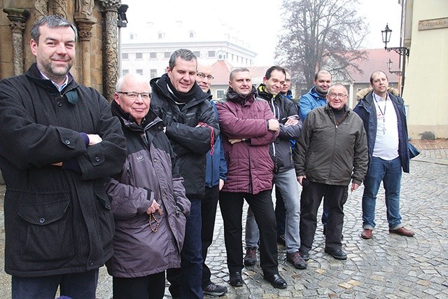 ◄	W dwóch wrocławskich grupach modli się 30 panów. Na zdjęciu przedstawiciele 12. i 16. Męskiego Plutonu Różańcowego.