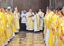 ▲	Msza św. w lubelskiej archikatedrze rozpoczęła się od obrzędu poświęcenia gromnic.