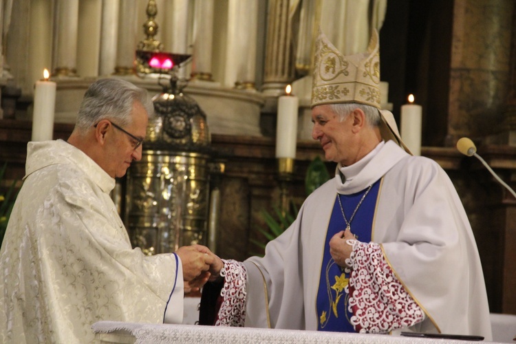 Przekazanie różańca Benedykta XVI