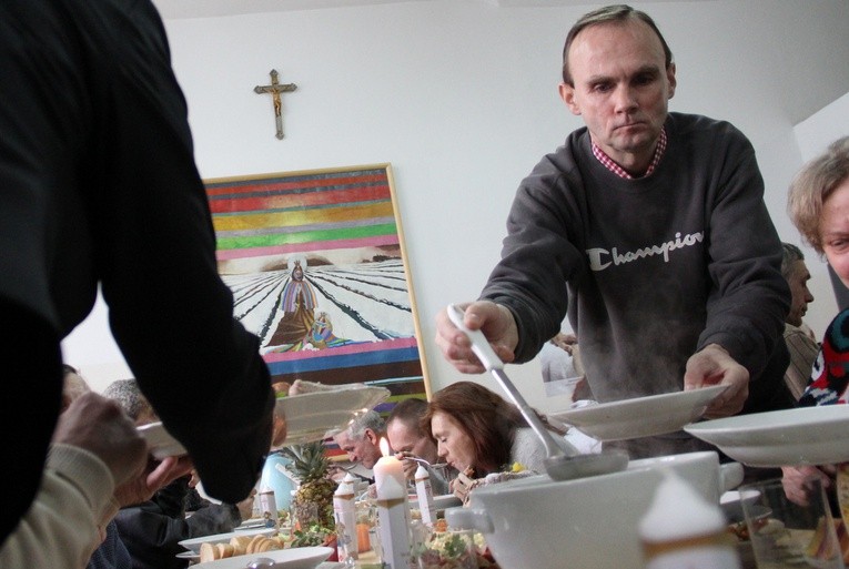 Jadłodajnia Caritas przy ul. Lubelskiej 30/32 zapewnia miesięcznie 700 posiłków