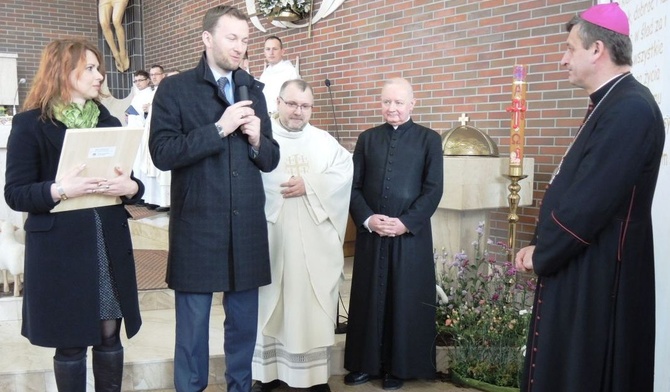 Wspólnota SECiM wręczyła biskupowi Romanowi Pindlowi ikonę przedstawiajacą jej patronów