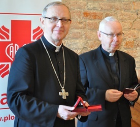 Bp Piotr Libera osobiście zaangażował się w dzieło pomocy „Rodzina Rodzinie”. Na zdjęciu obok niego ks. Marian Subocz, dyrektor Caritas Polska. 