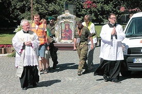 Wizerunek Królowej Sudetów bardzo rzadko opuszcza mury krzeszowskiej bazyliki. Tym bardziej warto spotkać się z nim podczas peregrynacji.