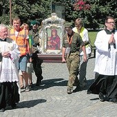 Wizerunek Królowej Sudetów bardzo rzadko opuszcza mury krzeszowskiej bazyliki. Tym bardziej warto spotkać się z nim podczas peregrynacji.