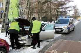 Strażnicy miejscy w Żyrardowie pomagają mieszkańcom zimą uruchomić samochody.