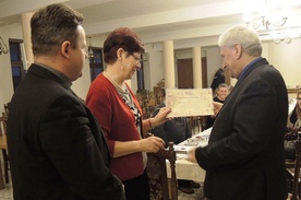 Irena Olma i ks. Sebastian Rucki (z lewej) wręczają podziękowanie sponsorowi orszaku Janowi Bierówce - prezesowi firmy "Befaszczot" 