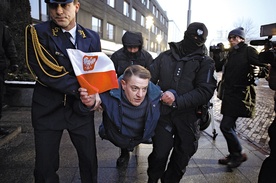 Straż Marszałkowska usuwa demonstranta z terenu Sejmu 11 stycznia 2017.