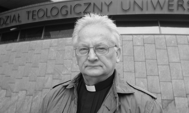Śp. ks. prof. Wincenty Myszor przed gmachem Wydziału Teologiczego UŚ w Katowicach