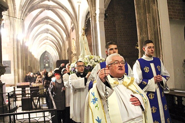 Po Eucharystii wewnątrz katedry odbyła się procesja fatimska, podczas której odmówiono Różaniec. Nabożeństwu przewodniczył ks. dr Marian Biskup, dyrektor Wydziału Duszpasterskiego Kurii Metropolitalnej Wrocławskiej.