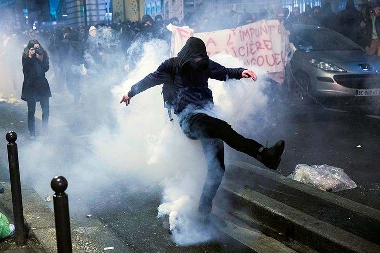 Bardzo gwałtowny charakter przybrały protesty przeciwko brutalności policji podczas interwencji, do jakich doszło na przedmieściach Paryża.