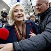 Sondaż: Marine Le Pen się umacnia
