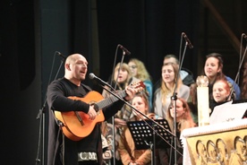 Wspólny śpiew poprowadzą chórzyści Fausystemu pod przewodnictwem Piotra Mireckiego
