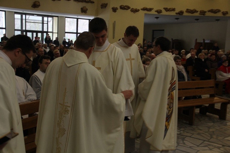 Święcenia diakonatu w kościele Podwyższenia Krzyża i św. Herberta w Katowicach, 25 lutego 2017.