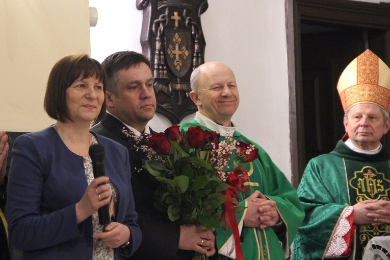 Za przewodniczenie Eucharystii i wspólną modlitwę dziękowali bp. Henrykowi Tomasikowi Iwona i Zbigniew Bielowie