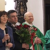 Za przewodniczenie Eucharystii i wspólną modlitwę dziękowali bp. Henrykowi Tomasikowi Iwona i Zbigniew Bielowie