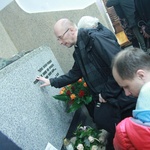 Modlitwa przy grobie ks. Blachnickiego