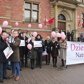 Przed budynkiem Rady Miasta Gdańska protestowało kilkadziesiąt osób.