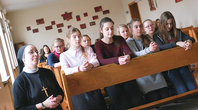 W czasie zwiedzania nie zabrakło czasu na modlitwę w klasztornej kaplicy. Z lewej s. Marcina Kapustka.