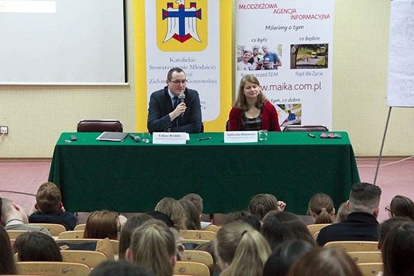 Debatę zorganizowaną przez Katolickie Stowarzyszenie Młodzieży poprowadzili Agnieszka Domowicz, psychoterapeuta, doradca rodzinny, pedagog, oraz Łukasz Brodzik, redaktor Młodzieżowej Agencji Informacyjnej.