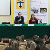 Debatę zorganizowaną przez Katolickie Stowarzyszenie Młodzieży poprowadzili Agnieszka Domowicz, psychoterapeuta, doradca rodzinny, pedagog, oraz Łukasz Brodzik, redaktor Młodzieżowej Agencji Informacyjnej.