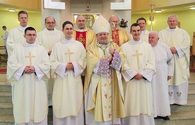 Knurów – diakoni Grzegorz Kapuła, Bartłomiej Cudziło i Mateusz Mryka z biskupem Adamem Wodarczykiem i proboszczami.