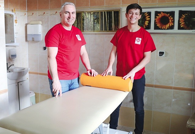 ▲	Pacjentom pomagać będą (od lewej) Dariusz Spisak i Mateusz Gaudyn.