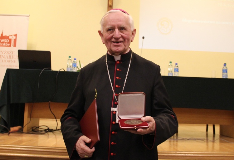 Wręczeniene medalu Bene Merenti abp. Damianowi Zimoniowi